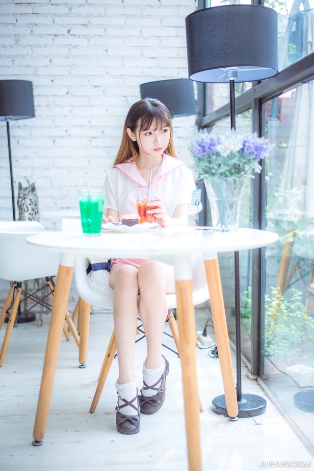 “主公……”黄权站出来一步，面色有些复杂的摇了摇头。